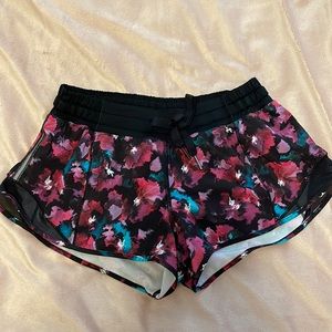 LULULEMON Hotty hot 2.5 low rise short